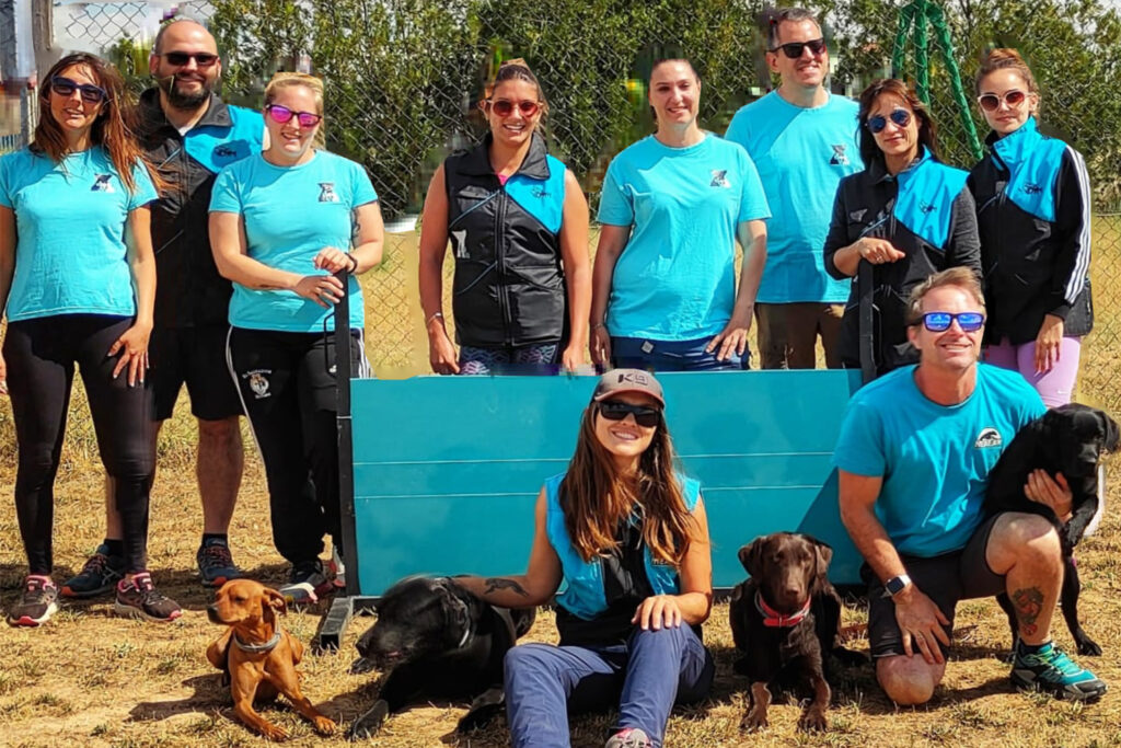 Equipo de DogVall posando con varios perros